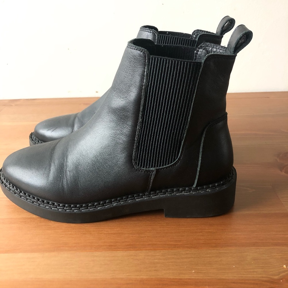 Intentionally Blank size 6 black boots